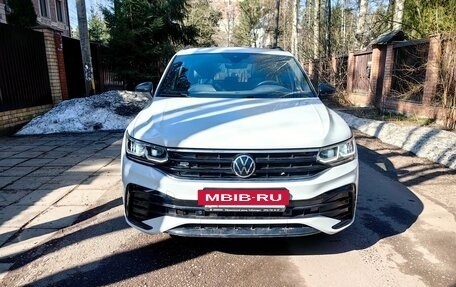 Volkswagen Tiguan II, 2021 год, 3 800 000 рублей, 2 фотография