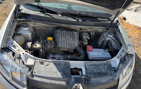 Renault Logan II, 2015 год, 800 000 рублей, 7 фотография