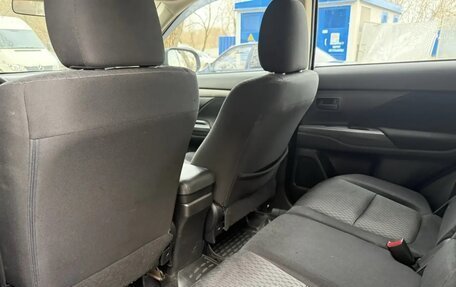 Mitsubishi Outlander III рестайлинг 3, 2014 год, 1 375 000 рублей, 10 фотография