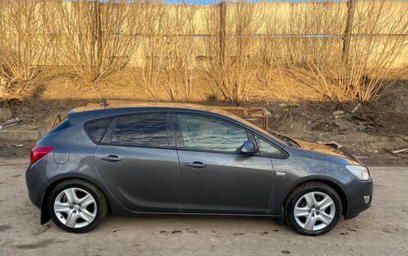 Opel Astra J, 2011 год, 740 000 рублей, 2 фотография