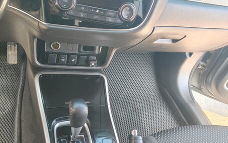 Mitsubishi Outlander III рестайлинг 3, 2018 год, 1 999 000 рублей, 11 фотография