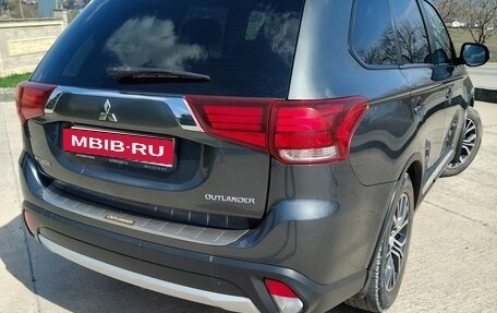 Mitsubishi Outlander III рестайлинг 3, 2018 год, 1 999 000 рублей, 4 фотография