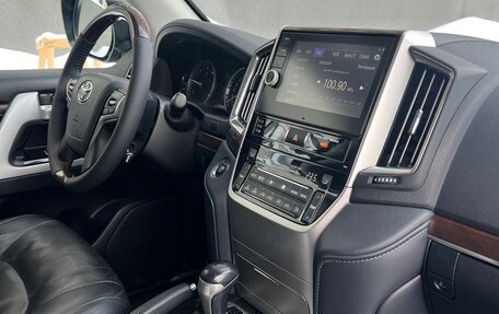 Toyota Land Cruiser 200, 2018 год, 6 999 999 рублей, 10 фотография