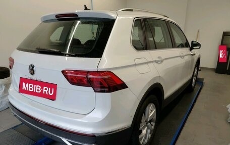 Volkswagen Tiguan II, 2021 год, 2 750 000 рублей, 2 фотография