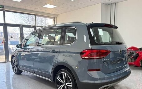Volkswagen Touran III, 2021 год, 2 480 000 рублей, 6 фотография