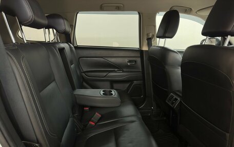 Mitsubishi Outlander III рестайлинг 3, 2018 год, 2 870 000 рублей, 14 фотография