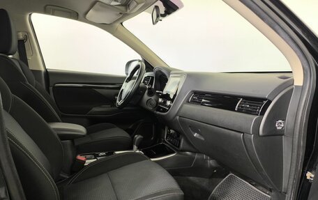 Mitsubishi Outlander III рестайлинг 3, 2021 год, 2 580 000 рублей, 11 фотография