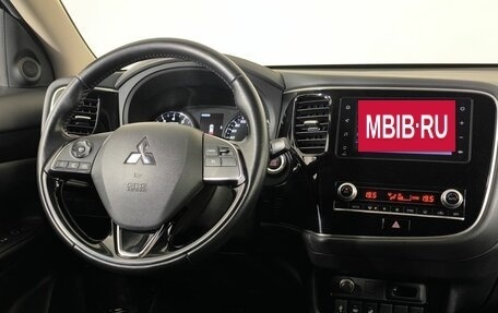 Mitsubishi Outlander III рестайлинг 3, 2021 год, 2 580 000 рублей, 14 фотография