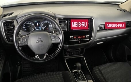 Mitsubishi Outlander III рестайлинг 3, 2021 год, 2 580 000 рублей, 13 фотография