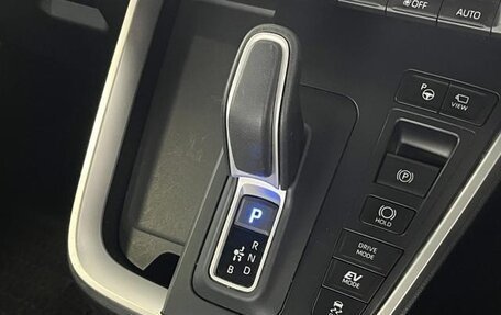 Toyota Noah, 2023 год, 2 590 000 рублей, 10 фотография