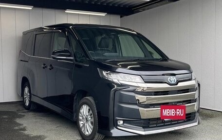 Toyota Noah, 2023 год, 2 590 000 рублей, 3 фотография