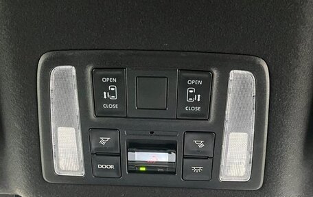 Toyota Noah, 2023 год, 2 590 000 рублей, 17 фотография