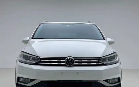 Volkswagen Touran III, 2022 год, 1 590 050 рублей, 2 фотография