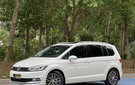 Volkswagen Touran III, 2022 год, 1 557 030 рублей, 2 фотография