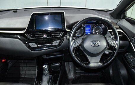 Toyota C-HR I рестайлинг, 2018 год, 2 399 000 рублей, 14 фотография