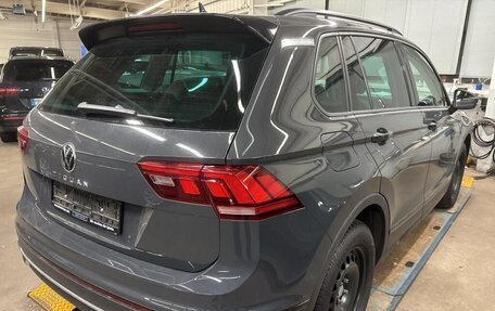 Volkswagen Tiguan II, 2022 год, 2 490 000 рублей, 2 фотография