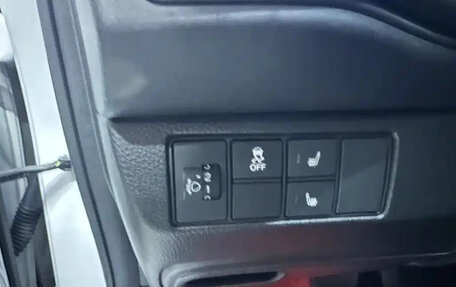 Honda Vezel, 2023 год, 1 850 000 рублей, 16 фотография