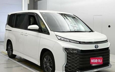 Toyota Voxy, 2023 год, 2 901 060 рублей, 2 фотография