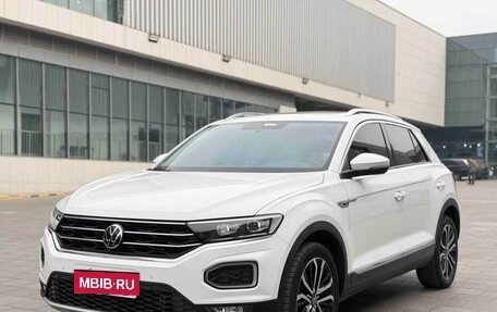 Volkswagen T-Roc I, 2022 год, 1 580 000 рублей, 1 фотография