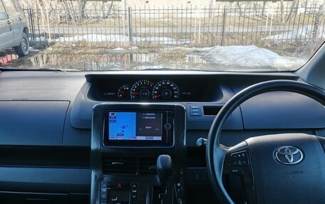 Toyota Voxy II, 2013 год, 1 695 000 рублей, 2 фотография