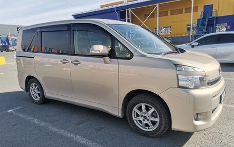 Toyota Voxy II, 2013 год, 1 695 000 рублей, 3 фотография