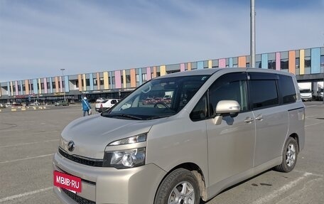 Toyota Voxy II, 2013 год, 1 695 000 рублей, 6 фотография