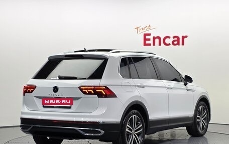 Volkswagen Tiguan II, 2022 год, 2 920 000 рублей, 2 фотография