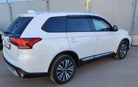 Mitsubishi Outlander III рестайлинг 3, 2020 год, 2 200 000 рублей, 4 фотография