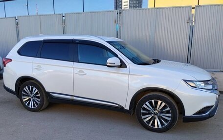 Mitsubishi Outlander III рестайлинг 3, 2020 год, 2 200 000 рублей, 6 фотография