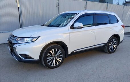 Mitsubishi Outlander III рестайлинг 3, 2020 год, 2 200 000 рублей, 3 фотография