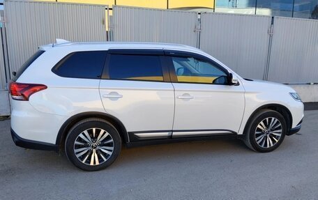 Mitsubishi Outlander III рестайлинг 3, 2020 год, 2 200 000 рублей, 8 фотография