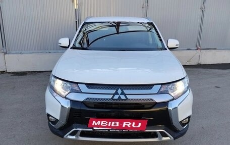Mitsubishi Outlander III рестайлинг 3, 2020 год, 2 200 000 рублей, 2 фотография