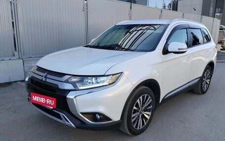 Mitsubishi Outlander III рестайлинг 3, 2020 год, 2 200 000 рублей, 5 фотография