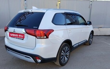 Mitsubishi Outlander III рестайлинг 3, 2020 год, 2 200 000 рублей, 7 фотография