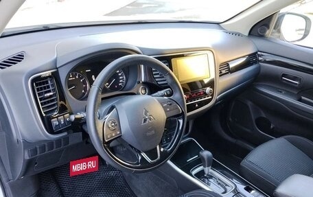Mitsubishi Outlander III рестайлинг 3, 2020 год, 2 200 000 рублей, 9 фотография