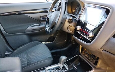 Mitsubishi Outlander III рестайлинг 3, 2020 год, 2 200 000 рублей, 11 фотография