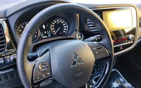 Mitsubishi Outlander III рестайлинг 3, 2020 год, 2 200 000 рублей, 12 фотография