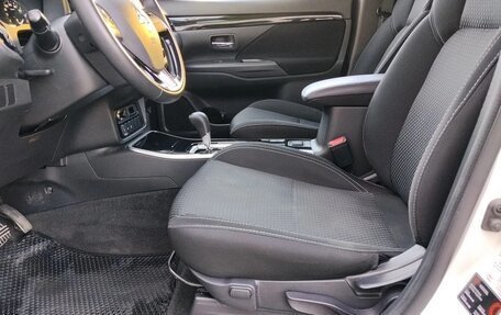 Mitsubishi Outlander III рестайлинг 3, 2020 год, 2 200 000 рублей, 14 фотография