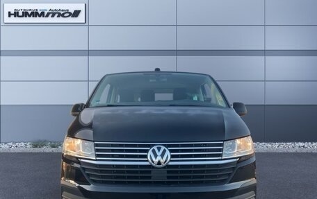 Volkswagen Caravelle T6 рестайлинг, 2022 год, 5 173 000 рублей, 2 фотография