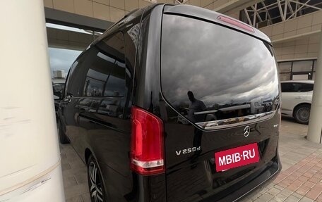 Mercedes-Benz V-Класс, 2019 год, 5 950 000 рублей, 3 фотография