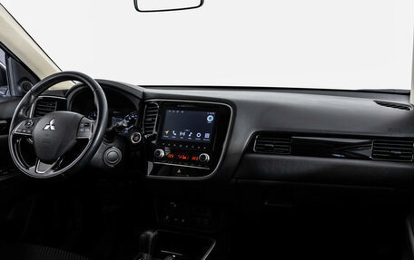 Mitsubishi Outlander III рестайлинг 3, 2021 год, 2 799 000 рублей, 9 фотография