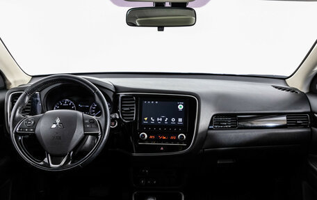 Mitsubishi Outlander III рестайлинг 3, 2021 год, 2 799 000 рублей, 10 фотография