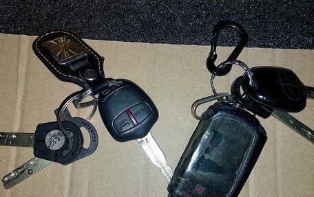 Mitsubishi Outlander III рестайлинг 3, 2006 год, 800 000 рублей, 17 фотография