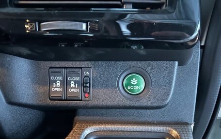 Honda Stepwgn IV, 2017 год, 1 350 000 рублей, 15 фотография