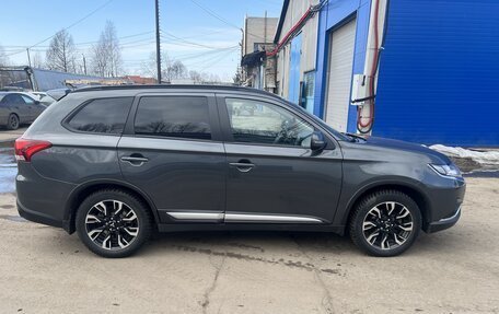 Mitsubishi Outlander III рестайлинг 3, 2022 год, 3 200 000 рублей, 2 фотография