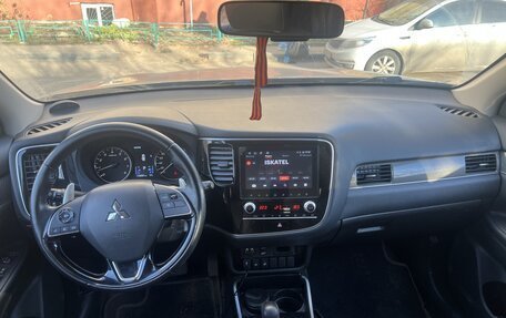 Mitsubishi Outlander III рестайлинг 3, 2022 год, 3 200 000 рублей, 6 фотография
