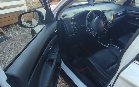 Mitsubishi Outlander III рестайлинг 3, 2018 год, 2 690 000 рублей, 2 фотография