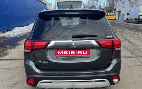 Mitsubishi Outlander III рестайлинг 3, 2022 год, 3 200 000 рублей, 3 фотография