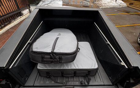 Tesla Cybertruck, 2024 год, 18 000 000 рублей, 18 фотография