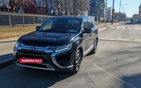 Mitsubishi Outlander III рестайлинг 3, 2019 год, 2 000 000 рублей, 12 фотография